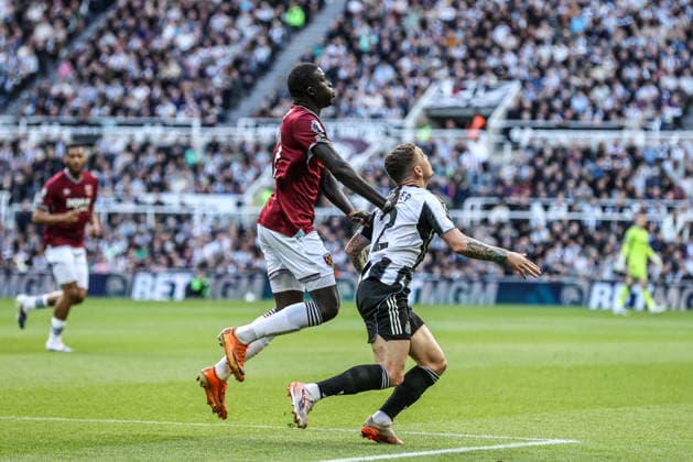 Newcastle United v West Ham United - Premier League Kieran Trippier of Newcastle United is fouled by El Hadji Malick Diouf of West Ham United during the Premier League match between Newcastle United and West Ham United at St. James s Park in Newcastle, United Kingdom, on May 17, 2026. Newcastle United Kingdom  Copyright: xNewsxImagesx originalFilename:cosgrove-premierl260517_np9z5.jpg