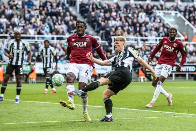 Premier League: Newcastle Untied v West Ham United Lewis Hall of Newcastle United takes a shot on goal during the Premier League match between Newcastle United and West Ham United at St. James s Park in Newcastle, United Kingdom, on May 17, 2026. Newcastle Tyne and Wear United Kingdom  Copyright: xNewsxImagesx originalFilename:cosgrove-premierl260517_npz3F.jpg