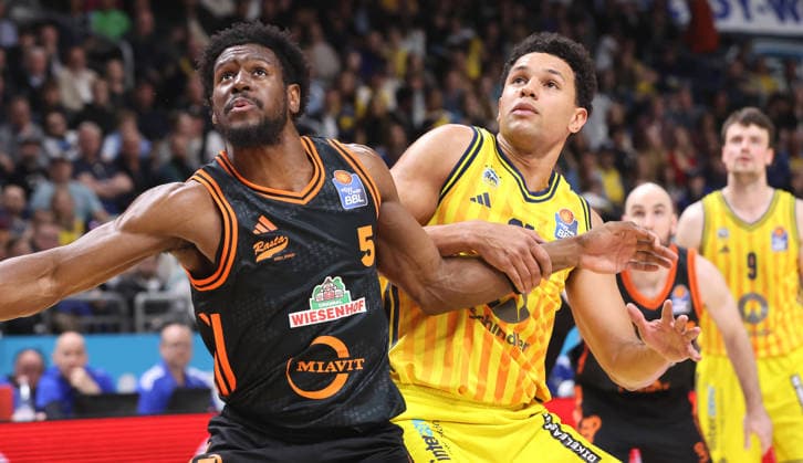 TJ Bamba, Michael Rataj duel Match scene Action Sport Basketball Basketball BBL Bundesliga Mens Play Off Quarter-finals Season 2025 2026 17 05 2026 ALBA Berlin vs SC Rasta Vechta