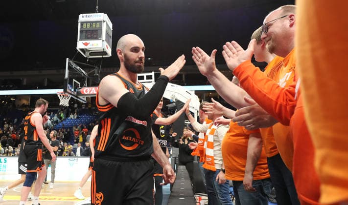 Tommy Kuhse high-fives with fans Sport Basketball BBL Bundesliga Mens Play Off Quarter Final Season 2025 2026 17 05 2026 ALBA Berlin vs SC Rasta Vechta