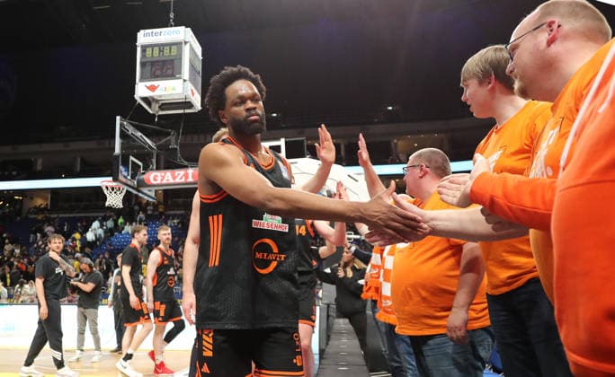 Lloyd Pandi high-fives with fans Joy Emotion Cheers Sport Basketball BBL Bundesliga Mens Play Off Quarter Final Season 2025 2026 17 05 2026 ALBA Berlin vs SC Rasta Vechta