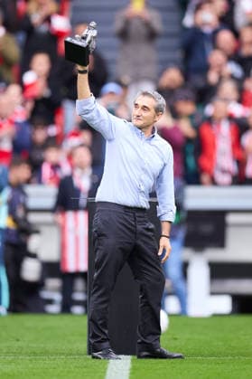May 17, 2026, Bilbao, Vizcaya, SPAIN: Ernesto Valverde head coach of Athletic Club gets a tribute prior to the LaLiga EA Sports match between Athletic Club and RC Celta de Vigo at San Mames on May 17, 2026, in Bilbao, Spain. Athletic Club De Bilbao V RC Celta De Vigo - LaLiga EA Sports  - ZUMAa181 20260517_zaa_a181_111 Copyright: xRicardoxLarreinax