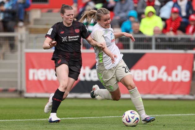 from left Claudia Wenger Bayer 04 Leverkusen, 5 and Lena Petermann SV Werder Bremen, 20 in a duel, dynamic, action, action, game scene, THE DFB REGULATIONS PROHIBIT ANY USE OF PHOTOGRAPHS AS IMAGE SEQUENCES AND OR QUASI VIDEO , 17 05 2026, Leverkusen Germany , Football, Google Pixel Womens Bundesliga, Bayer 04 Leverkusen SV Werder Bremen xobx