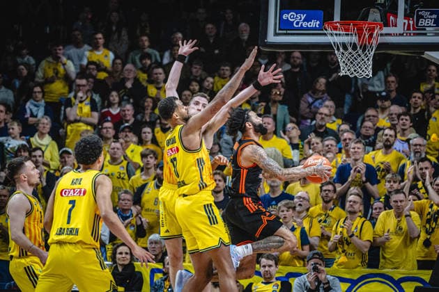 Basketball Berlin 17 05 2026 Season 2025 2026 EasyCredit BBL 1 Bundesliga Men, Men Playoffs Quarterfinals Game 1 Alba Berlin RASTA Vechta Tevin Brown Vechta, No 10 Norris Agbakoko Alba Berlin, No 17