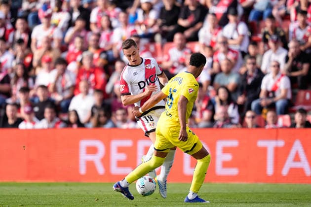 May 17, 2026, Madrid, Madrid, Spain: Jorge de Frutos of Rayo Vallecano and Santiago Mourino of Villarreal CF compete for the ball during the Spanish League, LaLiga EA Sports, football match played between Rayo Vallecano and Villarreal CF at Estadio de Vallecas on May 17, 2026, in Madrid, Spain. Madrid Spain - ZUMAa181 20260517_zaa_a181_162 Copyright: xDennisxAgyemanx