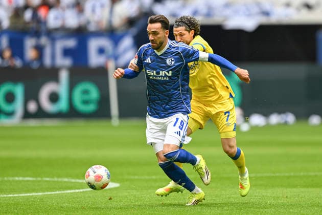 from left in duel Kenan Karaman Schalke 19 Fabio Kaufmann Braunschweig 7 17 05 2026 ¢ Football ¢ FC Schalke 04 vs Eintracht Braunschweig, Veltins Arena, Gelsenkirchen, DFB DFL REGULATIONS PROHIBIT ANY USE OF PHOTOGRAPHS AS IMAGE SEQUENCES AND OR QUASI VIDEO Copyright: xpepphotox xSaschaxWeizx pep00321, pep_20260517_hm_359512