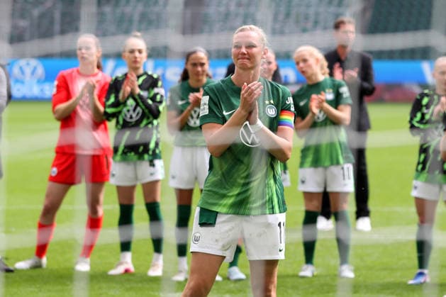 VfL vs Nuremberg, BL Women Wolfsburg, 17 05 2026, Football, Women, Google Pixel Bundesliga, Season 2025 2026, VfL Wolfsburg vs 1 FC Nuremberg Alexandra Popp VfL Wolfsburg thanks the fans AOK Stadion Niedersachsen Germany