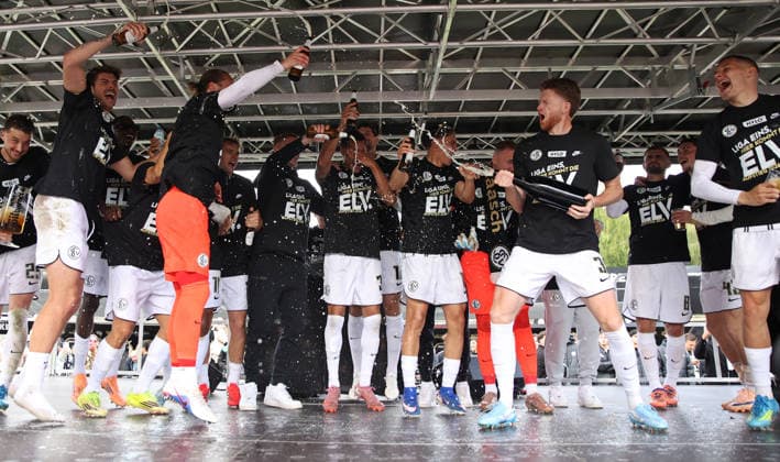 17 05 2026, Football, Men, 2 Bundesliga, Season 2025 2026, SV 07 Elversberg SC Preußen Münster, The SV 07 Elversberg team celebrates promotion to the 1 Bundesliga after the final whistle, Florian Le Joncour SV 07 Elversberg distributes beer showers Elversberg Ursapharm Arena an der Kaiserlinde Saarland Germany DEU Copyright: xSebastianxBachx