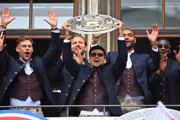 Luis DIAZ Bayern Muenchen with bowl,Meisterschale,Pokal,Cup,Trophaee li Joshua KIMMICH Bayern Muenchen Meisterfeier FC Bayern Muenchen auf dem Rathausbalkon auf dem Marienplatz in Muenchen am 17 05 2026 Fußball 1 Bundesliga Saison 2025 2026, 34 Spieltag,