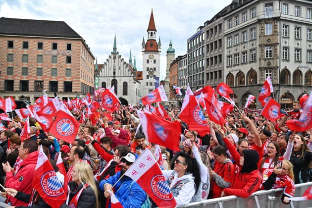 Bayern fans,soccer fans on the Marienplatz with fan scarves,scarves and flags,flags,flags championship celebration FC Bayern Muenchen on the town hall balcony on the Marienplatz in Munich on 17 05 2026 Soccer 1 Bundesliga season 2025 2026, 34 match day,