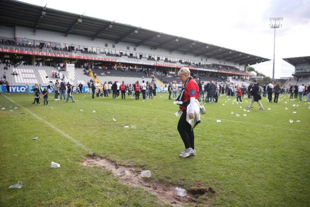 17 05 2026, Football, Men, 2 Bundesliga, Season 2025 2026, SV 07 Elversberg SC Preußen Münster, Fans of SV 07 Elversberg have taken pieces of grass Elversberg Ursapharm Arena an der Kaiserlinde Saarland Germany DEU Copyright: xSebastianxBachx