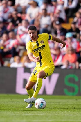 May 17, 2026, Madrid, Madrid, Spain: Santi Comesana of Villarreal CF controls the ball during the Spanish League, LaLiga EA Sports, football match played between Rayo Vallecano and Villarreal CF at Estadio de Vallecas on May 17, 2026, in Madrid, Spain. Madrid Spain - ZUMAa181 20260517_zaa_a181_220 Copyright: xDennisxAgyemanx