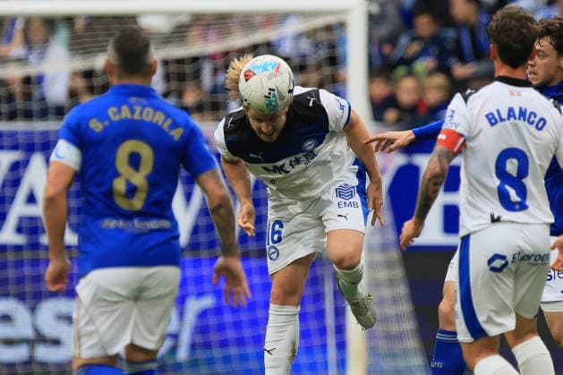 ESP LaLiga EA Sports Real Oviedo v Alaves Ville Koski of Alaves challenges for a header during LaLiga EA Sports, between Real Oviedo v Alaves played at Carlos Tartiere Stadium in Oviedo on May 17th, 2026 in Spain Oviedo Spain Football Copyright: xAgenciaxLOFx