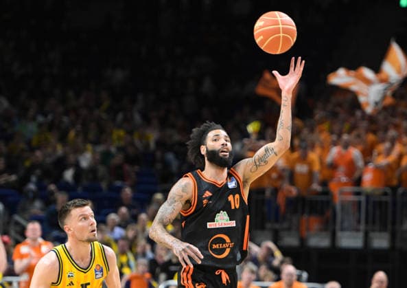 17 05 2026, xlakx, Basketball easyCredit BBL Bundesliga Playoffs, Alba Berlin SC Rasta Vechta v l Martin Hermannsson Alba Berlin , Tevin Brown Rasta Vechta duel, duel, fight, tackle Berlin
