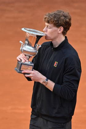 Internazionali BNL D Italia 2026 - Day Thirteen Jannik Sinner of Italy poses with the trophy after winning against Casper Ruud of Norway in their Men s Singles Final match during the Internazionali BNL d Italia on Day Thirteen at Foro Italico on May 17, 2026, in Rome, Italy. Rome Italy  Copyright: xDomenicoxCippitellix originalFilename:cippitelli-itainter260517_npEFq.jpg