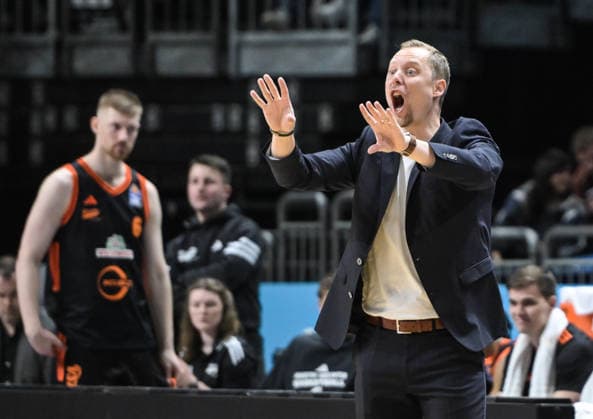 17 05 2026, xlakx, Basketball easyCredit BBL Bundesliga Playoffs, Alba Berlin SC Rasta Vechta v l Christian Held Rasta Vechta coach gives instructions, gestures with his arms, gesticulates, gives instructions Berlin