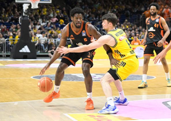 17 05 2026, xlakx, Basketball easyCredit BBL Bundesliga Playoffs, Alba Berlin SC Rasta Vechta v l TJ Bamba Rasta Vechta , Jonas Mattisseck Alba Berlin duel, duel, fight, tackle Berlin