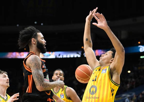 17 05 2026, xlakx, Basketball easyCredit BBL Bundesliga Playoffs, Alba Berlin SC Rasta Vechta v l Tevin Brown Rasta Vechta , Michael Rataj Alba Berlin duel, duel, fight, tackle Berlin