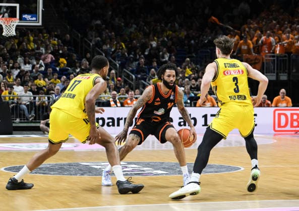 17 05 2026, xlakx, Basketball easyCredit BBL Bundesliga Playoffs, Alba Berlin SC Rasta Vechta v l Norris Agbakoko Alba Berlin , Tevin Brown Rasta Vechta , Alex Oconnel Alba Berlin duel, duel, fight, tackle Berlin