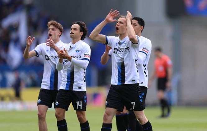 16 05 2026, Soccer 2 Bundesliga, SV Darmstadt 98 SC Paderborn, v l , Filip Bilbija SC Paderborn gives instructions, gesticulates, gesticulate with arms, gives instructions, gesticulate DFL DFB REGULATIONS PROHIBIT ANY USE OF PHOTOGRAPHS AS IMAGE SEQUENCES AND OR QUASI VIDEO xdcx Copyright: HMBxMedia Claus