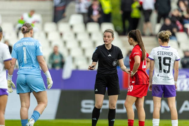 Goalkeeper Kim Sindermann SGS Essen , referee Miriam Schwermer and Leela Egli Sport Club Freiburg discusses during the Women s Soccer Bundesliga match between SGS Essen and Sport Club Freiburg at Stadion an der Hafenstrasse on May 17, 2026 in Essen, Germany Photo by Mario Hommes DeFodi Images Goalkeeper Kim Sindermann SGS Essen , Referee Miriam Schwermer and Leela Egli Sport Club Freiburg discusses during the Women s Soccer Bundesliga match between SGS Essen and Sport Club Freiburg at Stadion an der Hafenstrasse on May 17, 2026 in Essen, Germany Photo by Mario Hommes DeFodi Images DFL regulations prohibit any use of photographs as image sequences and or quasi video