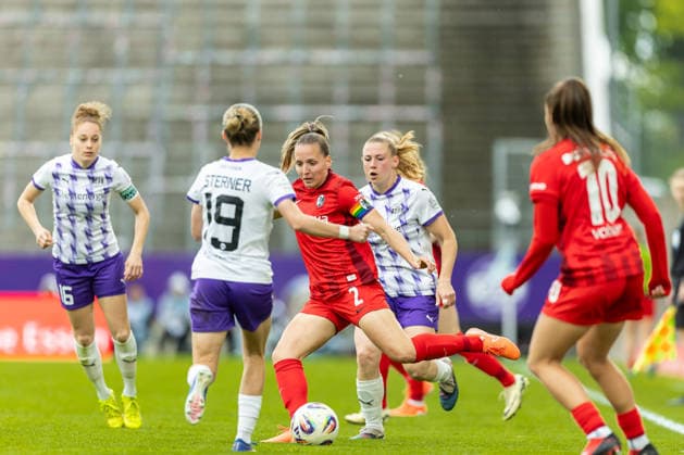 Beke Sterner SGS Essen and Lisa Karl Sport Club Freiburg battle for the ball during the Women s Soccer Bundesliga match between SGS Essen and Sport Club Freiburg at Stadion an der Hafenstrasse on May 17, 2026 in Essen, Germany, Germany Photo by Mario Hommes DeFodi Images Beke Sterner SGS Essen and Lisa Karl Sport Club Freiburg battle for the ball during the Women s Soccer Bundesliga match between SGS Essen and Sport Club Freiburg at Stadion an der Hafenstrasse on May 17, 2026 in Essen, Germany Photo by Mario Hommes DeFodi Images DFL regulations prohibit any use of photographs as image sequences and or quasi video