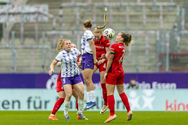 Paula Flach SGS Essen , Meret Felde Sport Club Freiburg and Lisa Karl Sport Club Freiburg in a duel during the Women s Soccer Bundesliga match between SGS Essen and Sport Club Freiburg, Stadion an der Hafenstrasse on May 17, 2026 in Essen, Germany Photo by Mario Hommes DeFodi Images Paula Flach SGS Essen , Meret Felde Sport Club Freiburg and Lisa Karl Sport Club Freiburg battle for the ball during the Women s Soccer Bundesliga match between SGS Essen and Sport Club Freiburg at Stadion an der Hafenstrasse on May 17, 2026 in Essen, Germany Photo by Mario Hommes DeFodi Images DFL regulations prohibit any use of photographs as image sequences and or quasi video