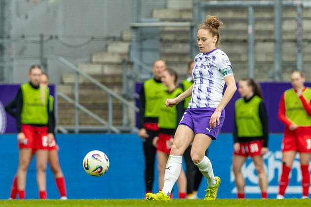 Jaqueline Meissner SGS Essen in action, on the ball, single action during the Women s Soccer Bundesliga match between SGS Essen and Sport Club Freiburg, Stadion an der Hafenstrasse on 17 May 2026 in Essen, Germany Photo by Mario Hommes DeFodi Images Jaqueline Meissner SGS Essen controls the ball during the Women s Soccer Bundesliga match between SGS Essen and Sport Club Freiburg at Stadion an der Hafenstrasse on May 17, 2026 in Essen, Germany Photo by Mario Hommes DeFodi Images DFL regulations prohibit any use of photographs as image sequences and or quasi video