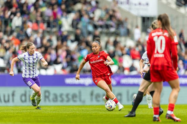 Nicole Ojukwu Sport Club Freiburg in action, on the ball, single action during the Women s Soccer Bundesliga match between SGS Essen and Sport Club Freiburg, Stadion an der Hafenstrasse on May 17, 2026 in Essen, Germany Photo by Mario Hommes DeFodi Images Nicole Ojukwu Sport Club Freiburg controls the ball during the Women s Soccer Bundesliga match between SGS Essen and Sport Club Freiburg at Stadion an der Hafenstrasse on May 17, 2026 in Essen, Germany Photo by Mario Hommes DeFodi Images DFL regulations prohibit any use of photographs as image sequences and or quasi video