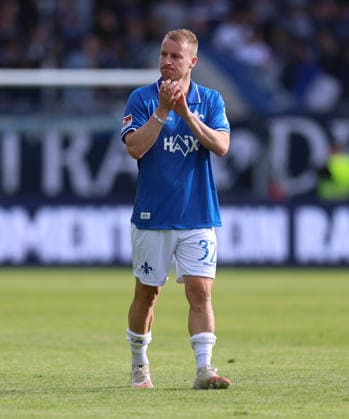 16 05 2026, Soccer 2 Bundesliga, SV Darmstadt 98 SC Paderborn, v l , Fabian Holland SV Darmstadt 98 thanks the fans, thanks, thanks, team after the match, after the match, thanks the fans, applauds the fans and ends his career after 12 years in Darmstadt DFL DFB REGULATIONS PROHIBIT ANY USE OF PHOTOGRAPHS AS IMAGE SEQUENCES AND OR QUASI VIDEO xdcx Copyright: HMBxMedia Claus