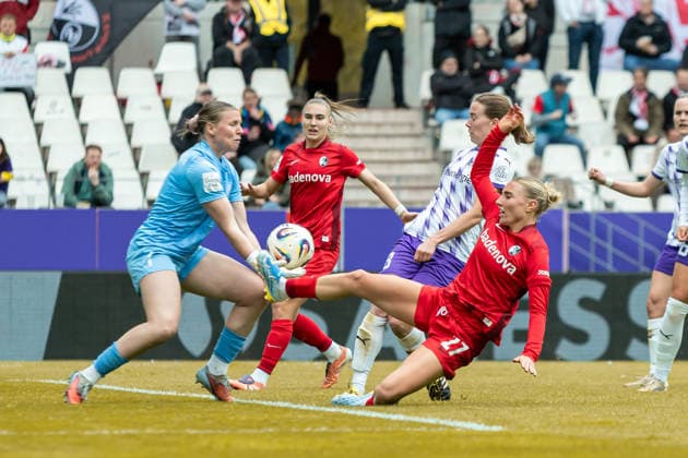 Goalkeeper Kim Sindermann SGS Essen and Sophie Nachtigall Sport Club Freiburg battle for the ball during the Women s Soccer Bundesliga match between SGS Essen and Sport Club Freiburg, Stadion an der Hafenstrasse on May 17, 2026 in Essen, Germany, Germany Photo by Mario Hommes DeFodi Images Torwaerterin Kim Sindermann SGS Essen und Sophie Nachtigall Sport Club Freiburg battle for the ball during the Women s Soccer Bundesliga match between SGS Essen and Sport Club Freiburg at Stadion an der Hafenstrasse on May 17, 2026 in Essen, Germany Photo by Mario Hommes DeFodi Images DFL regulations prohibit any use of photographs as image sequences and or quasi video