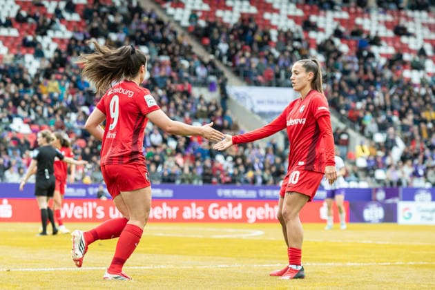 Svenja Foelmli Sport Club Freiburg celebrates after scoring his team s first goal with teammates during the Women s Soccer Bundesliga match between SGS Essen and Sport Club Freiburg, Stadion an der Hafenstrasse on May 17, 2026 in Essen, Germany, Germany Photo by Mario Hommes DeFodi Images Svenja Foelmli Sport Club Freiburg celebrates after scoring his team s first goal with teammates during the Women s Soccer Bundesliga match between SGS Essen and Sport Club Freiburg at Stadion an der Hafenstrasse on May 17, 2026 in Essen, Germany Photo by Mario Hommes DeFodi Images DFL regulations prohibit any use of photographs as image sequences and or quasi video