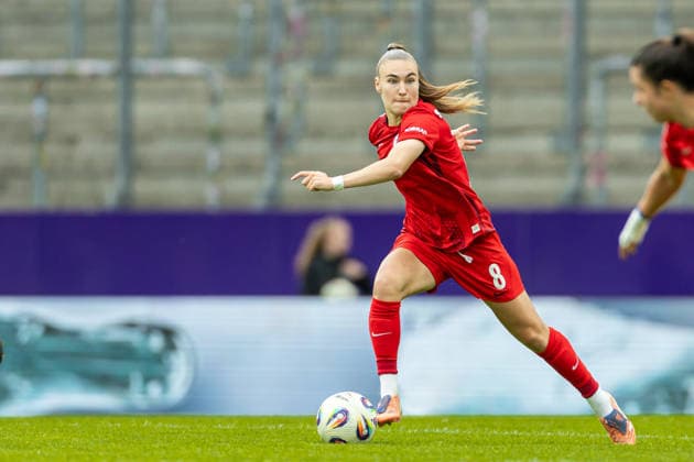 Alena Bienz Sport Club Freiburg in action, on the ball, single action during the Women s Soccer Bundesliga match between SGS Essen and Sport Club Freiburg, Stadion an der Hafenstrasse on 17 May 2026 in Essen, Germany Photo by Mario Hommes DeFodi Images Alena Bienz Sport Club Freiburg controls the ball during the Women s Soccer Bundesliga match between SGS Essen and Sport Club Freiburg at Stadion an der Hafenstrasse on May 17, 2026 in Essen, Germany Photo by Mario Hommes DeFodi Images DFL regulations prohibit any use of photographs as image sequences and or quasi video