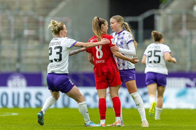 Julia Debitzki SGS Essen , Alena Bienz Sport Club Freiburg and Lany Mia Baecker SGS Essen discuss during the Women s Soccer Bundesliga match between SGS Essen and Sport Club Freiburg at Stadion an der Hafenstrasse on May 17, 2026 in Essen, Germany Photo by Mario Hommes DeFodi Images Julia Debitzki SGS Essen , Alena Bienz Sport Club Freiburg and Lany Mia Baecker SGS Essen discusses during the Women s Soccer Bundesliga match between SGS Essen and Sport Club Freiburg at Stadion an der Hafenstrasse on May 17, 2026 in Essen, Germany Photo by Mario Hommes DeFodi Images DFL regulations prohibit any use of photographs as image sequences and or quasi video