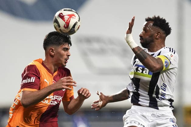 Kasimpasa v Galatasaray - Turkish Super Lig ISTANBUL, TURKIYE - MAY 17: Galatasaray s Arda Unyay (L) and Kasimpasa s Carlos Miguel Ribeiro Dias (R) compete for the ball during the Turkish Super Lig week 34 match between Kasimpasa and Galatasaray at Recep Tayyip Erdogan Stadium in Istanbul, Turkiye, on May 17, 2026. Beyza Comert Anadolu Istanbul Turkey. Editorial use only. Please get in touch for any other usage.  Copyright: x2026xAnadoluxBeyzaxComertx