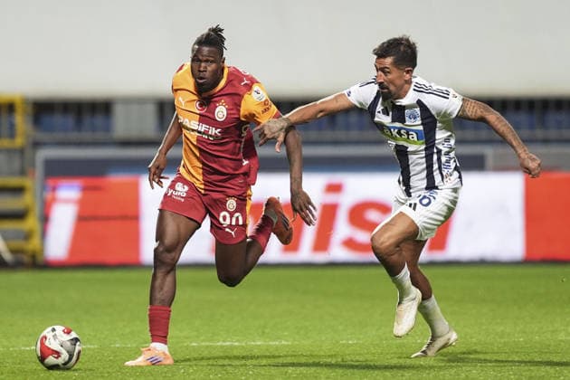 Kasimpasa v Galatasaray - Turkish Super Lig ISTANBUL, TURKIYE - MAY 17: Galatasaray s Wilfried Singo (L) and Kasimpasa s Kerem Demirbay (R) compete for the ball during the Turkish Super Lig week 34 match between Kasimpasa and Galatasaray at Recep Tayyip Erdogan Stadium in Istanbul, Turkiye, on May 17, 2026. Beyza Comert Anadolu Istanbul Turkey. Editorial use only. Please get in touch for any other usage.  Copyright: x2026xAnadoluxBeyzaxComertx