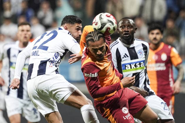 Kasimpasa v Galatasaray - Turkish Super Lig ISTANBUL, TURKIYE - MAY 17: Kasimpasa s Kamil Ahmet Corekci (22) and Galatasaray s Leroy Sane (C) compete for the ball during the Turkish Super Lig week 34 match between Kasimpasa and Galatasaray at Recep Tayyip Erdogan Stadium in Istanbul, Turkiye, on May 17, 2026. Beyza Comert Anadolu Istanbul Turkey. Editorial use only. Please get in touch for any other usage.  Copyright: x2026xAnadoluxBeyzaxComertx