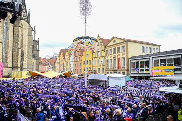 Champion celebration in the town hall after the promotion of VfL Osnabrück on 17 05 2026 Fans of VfL Osnabrück, celebrate the champion and promoted VfL Osnabrück on the town hall square in Osnabrück MT