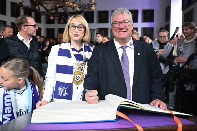 Champion celebration in the town hall after the promotion of VfL Osnabrück on 17 05 2026 Mayor of Osnabrück Katharina Pötter Poetter receives the promoted and champion VfL Osnabrück, here President Holger Elixmann Osnabrueck signs the Golden Book of the City of Osnabrück MT