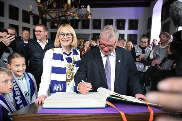 Champion celebration in the town hall after the promotion of VfL Osnabrück on 17 05 2026 Mayor of Osnabrück Katharina Pötter Poetter receives the promoted and champion VfL Osnabrück, here President Holger Elixmann Osnabrueck signs the Golden Book of the City of Osnabrück MT