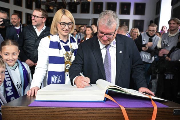 Champion celebration in the town hall after the promotion of VfL Osnabrück on 17 05 2026 Mayor of Osnabrück Katharina Pötter Poetter receives the promoted and champion VfL Osnabrück, here President Holger Elixmann Osnabrueck signs the Golden Book of the City of Osnabrück MT