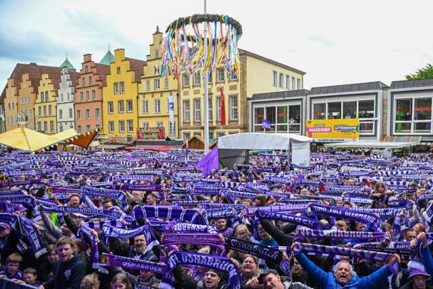 Champion celebration in the town hall after the promotion of VfL Osnabrück on 17 05 2026 Fans of VfL Osnabrück celebrate the champion and promoted VfL Osnabrück on the town hall square in Osnabrück MT