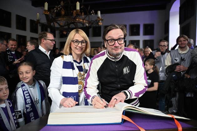 Champion celebration in the town hall after the promotion of VfL Osnabrück on 17 05 2026 Mayor of Osnabrück Katharina Pötter Poetter receives the promoted and champion VfL Osnabrück, here managing director Michael Welling Osnabrueck signs the Golden Book of the City of Osnabrück MT
