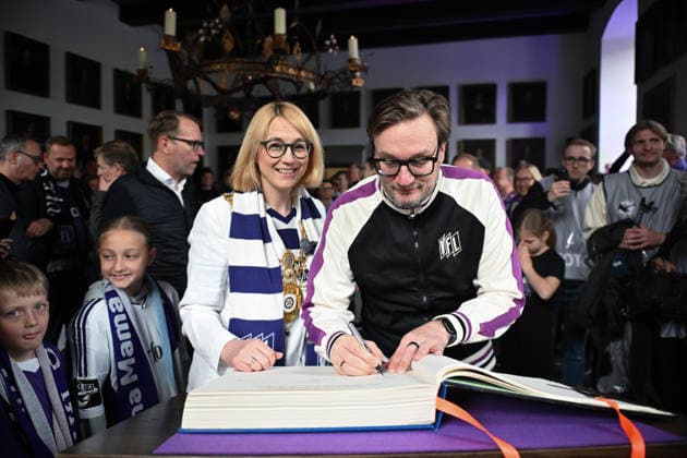 Champion celebration in the town hall after the promotion of VfL Osnabrück on 17 05 2026 Mayor of Osnabrück Katharina Pötter Poetter receives the promoted and champion VfL Osnabrück, here managing director Michael Welling Osnabrueck signs the Golden Book of the City of Osnabrück MT