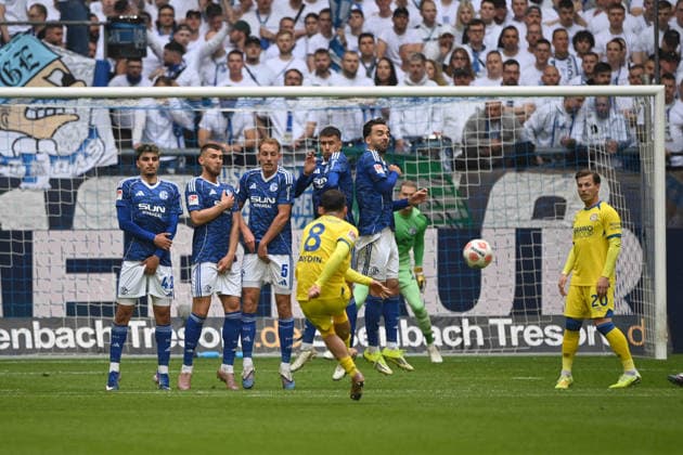 Mehmet AYDIN BS shoots a free kick, Action, Football 2 Bundesliga, Matchday 34, FC Schalke 04 GE Eintracht Braunschweig BS 1 0 on 17 05 2026 at Veltins Arena Gelsenkirchen Germany DFL regulations prohibit any use of photographs as image sequences and or quasi video Â