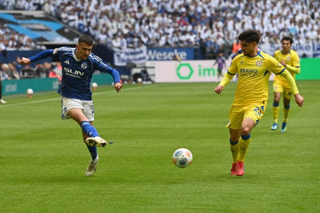 Dejan LJUBICIC GE vs Fabio DI MICHELE SANCHEZ BS Action, Duel, Soccer 2 Bundesliga, Matchday 34, FC Schalke 04 GE Eintracht Braunschweig BS 1 0 on 17 05 2026 at Veltins Arena Gelsenkirchen Germany DFL regulations prohibit any use of photographs as image sequences and or quasi video Â
