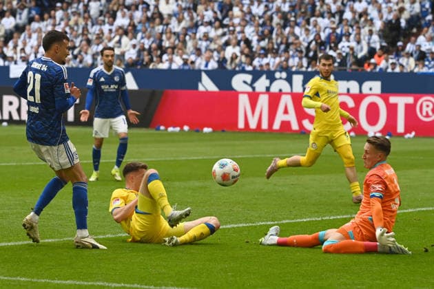 Goalkeeper Ron Thorben HOFFMANN BS saves this goal chance from Dejan LJUBICIC GE Soccer 2 Bundesliga, Matchday 34, FC Schalke 04 GE Eintracht Braunschweig BS 1 0 on 17 05 2026 at Veltins Arena Gelsenkirchen Germany DFL regulations prohibit any use of photographs as image sequences and or quasi video Â