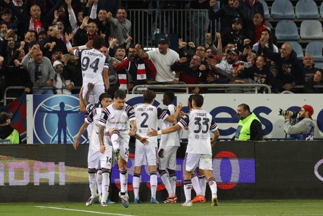 May 17, 2026, Cagliari: Cagliari s Sebastiano Esposito and players jubilates after scoring the goal (1-1 ) during Italian Serie A soccer match Cagliari calcio vs Torino FC at the Unipol Domus in Cagliari, Italy, 17 may 2026.ANSA FABIO MURRU Soccer; Serie A: Cagliari Vs Torino  - ZUMAa110 20260517_zaf_a110_170 Copyright: xFabioxMurrux