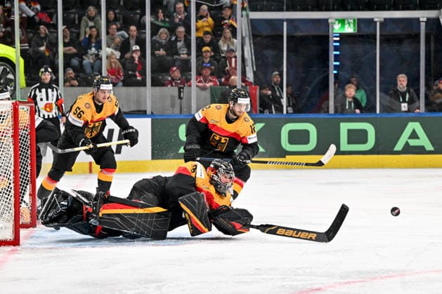 ZURICH, SWITZERLAND MAY 17 goalkeeper Philipp Grubauer of Germany dives to make a save during the 2026 IIHF Ice Hockey World Championship Switzerland game between Germany and Latvia at Swiss Life Arena on May 17, 2026 in Zurich, Zurich Zurich Swiss Life Arena Zurich Switzerland Copyright: xJustPictures.ch AndreaxBrancax jp-en-EuSpIm-JP7_ANB_Ger_Lat_17052026_7660