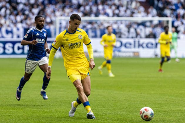 2 Fußball Bundesliga Schalke 04 Eintracht Braunschweig 17 05 2026 Andi Hoti Eintracht Braunschweig, 4 2 Fußball Bundesliga Schalke 04 Eintracht Braunschweig Veltins Arena, Gelsenkirchen 17 05 2026 DFL regulations prohibit any use of photographs as image sequences and or quasi video Copyright: xBEAUTIFULxSPORTS Buriakovx